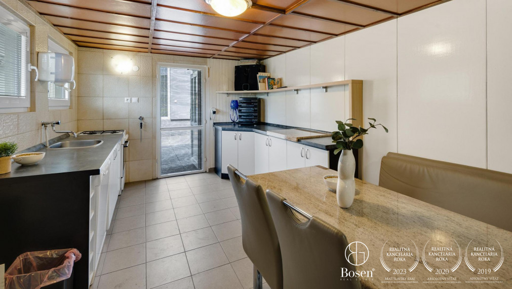 BOSEN | Nadštandardný 4 izbový rodinný dom s troma garážami a veľkým pozemkom, Topoľníky