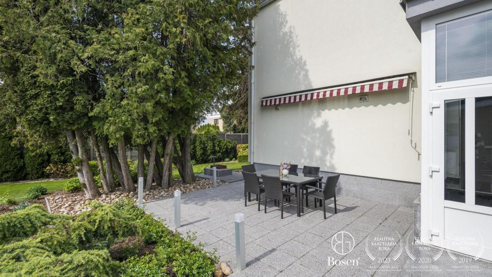 BOSEN | Nadštandardný 4 izbový rodinný dom s troma garážami a veľkým pozemkom, Topoľníky