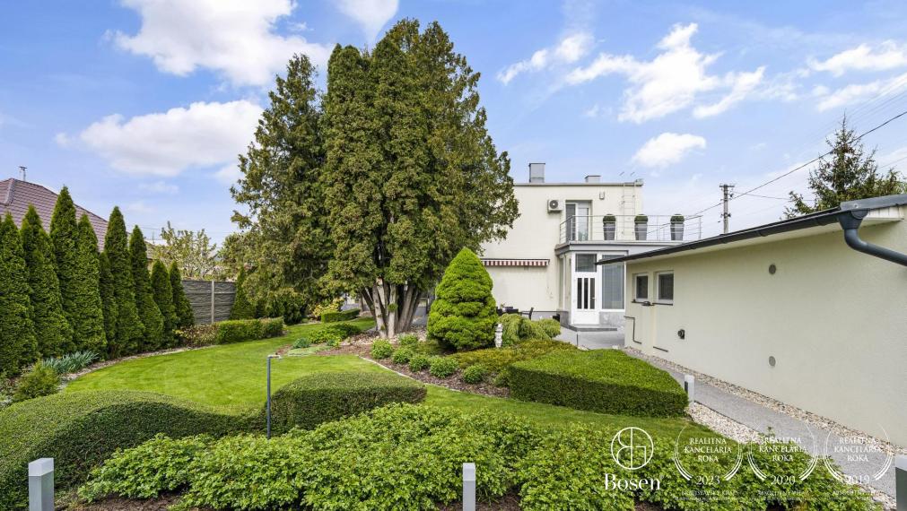 BOSEN | Nadštandardný 4 izbový rodinný dom s troma garážami a veľkým pozemkom, Topoľníky