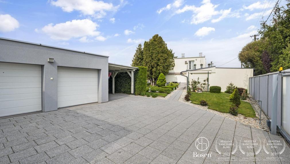 BOSEN | Nadštandardný 4 izbový rodinný dom s troma garážami a veľkým pozemkom, Topoľníky