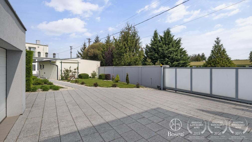 BOSEN | Nadštandardný 4 izbový rodinný dom s troma garážami a veľkým pozemkom, Topoľníky