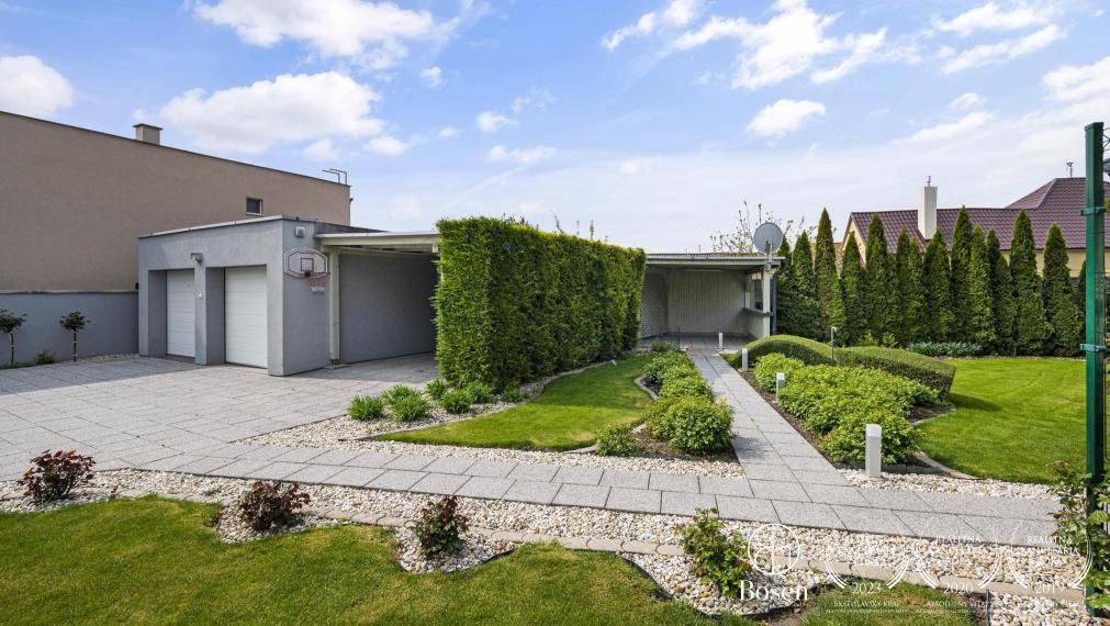 BOSEN | Nadštandardný 4 izbový rodinný dom s troma garážami a veľkým pozemkom, Topoľníky