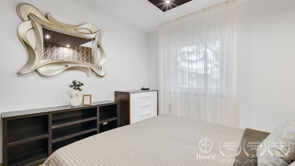 BOSEN | Nadštandardný 4 izbový rodinný dom s troma garážami a veľkým pozemkom, Topoľníky