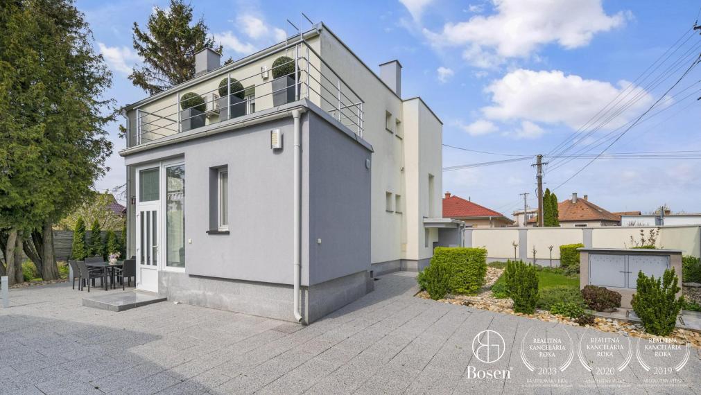BOSEN | Nadštandardný 4 izbový rodinný dom s troma garážami a veľkým pozemkom, Topoľníky