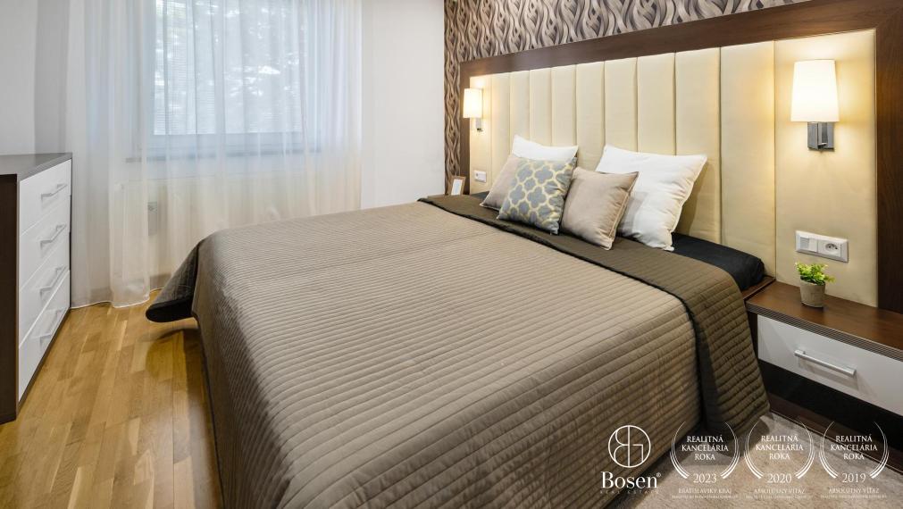 BOSEN | Nadštandardný 4 izbový rodinný dom s troma garážami a veľkým pozemkom, Topoľníky