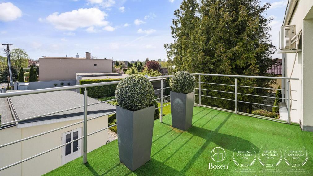 BOSEN | Nadštandardný 4 izbový rodinný dom s troma garážami a veľkým pozemkom, Topoľníky