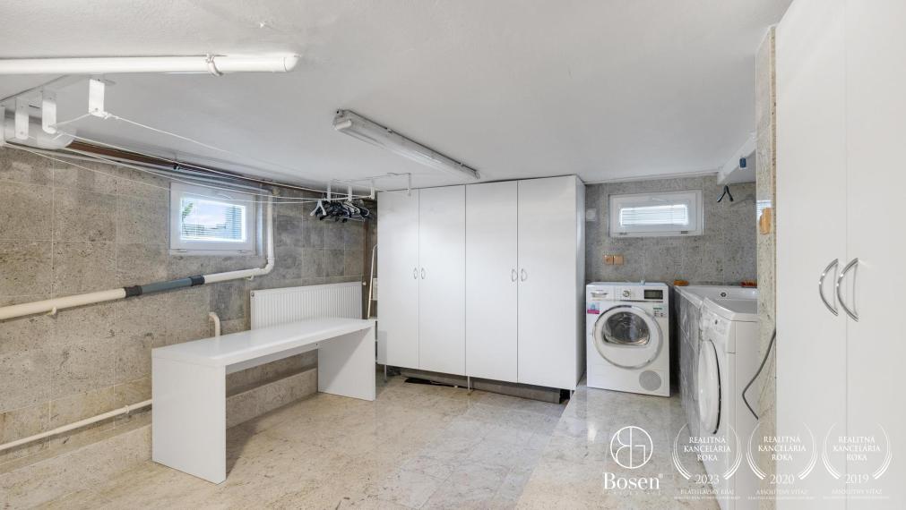 BOSEN | Nadštandardný 4 izbový rodinný dom s troma garážami a veľkým pozemkom, Topoľníky