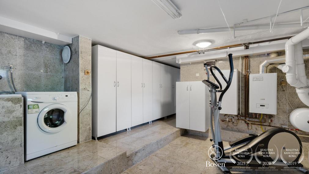 BOSEN | Nadštandardný 4 izbový rodinný dom s troma garážami a veľkým pozemkom, Topoľníky