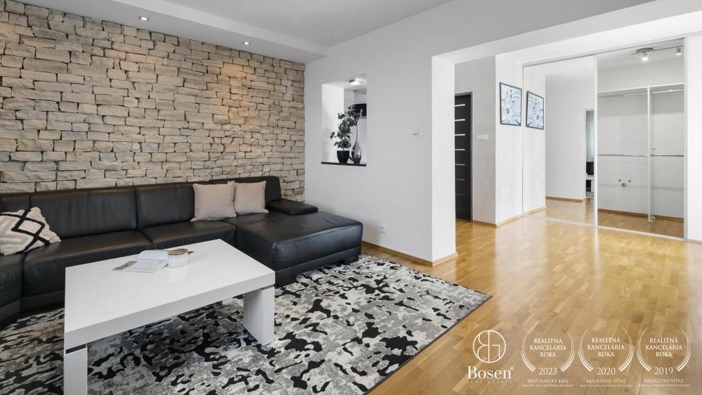 BOSEN | Nadštandardný 4 izbový rodinný dom s troma garážami a veľkým pozemkom, Topoľníky