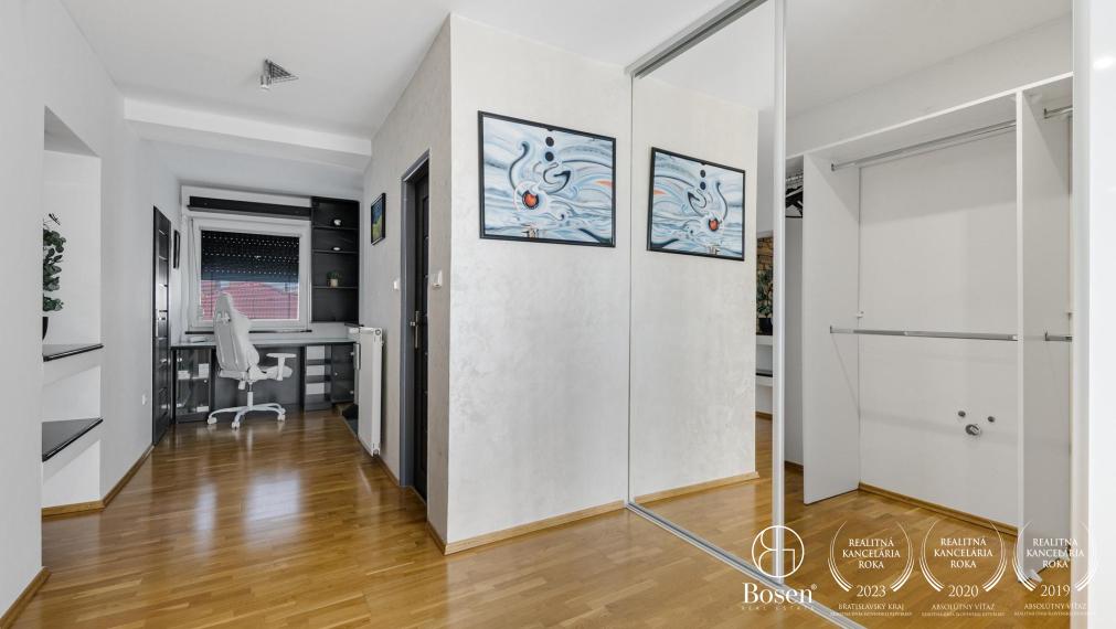 BOSEN | Nadštandardný 4 izbový rodinný dom s troma garážami a veľkým pozemkom, Topoľníky