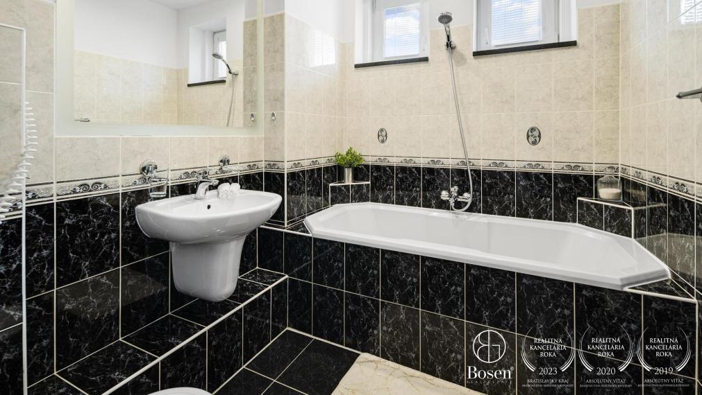 BOSEN | Nadštandardný 4 izbový rodinný dom s troma garážami a veľkým pozemkom, Topoľníky