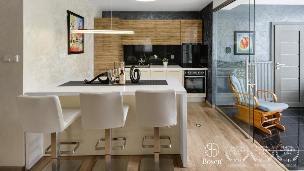 BOSEN | Nadštandardný 4 izbový rodinný dom s troma garážami a veľkým pozemkom, Topoľníky