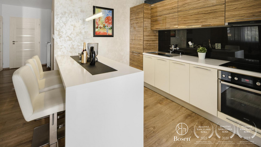 BOSEN | Nadštandardný 4 izbový rodinný dom s troma garážami a veľkým pozemkom, Topoľníky