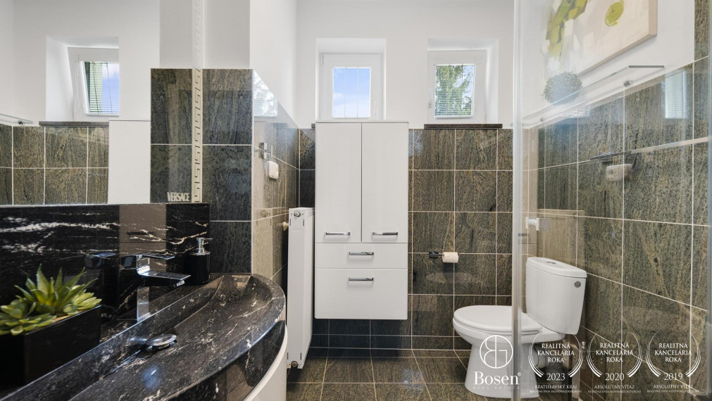 BOSEN | Nadštandardný 4 izbový rodinný dom s troma garážami a veľkým pozemkom, Topoľníky