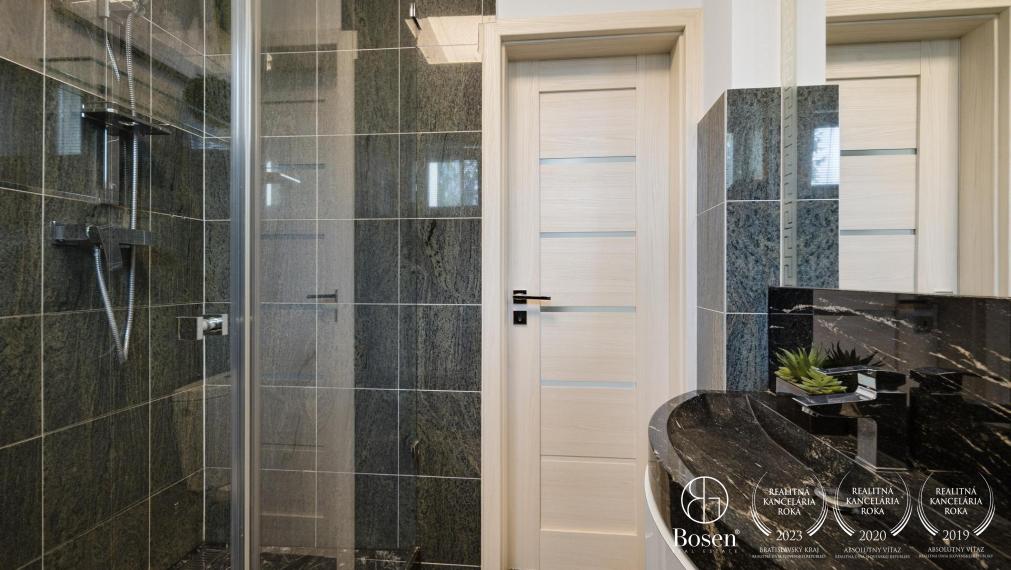 BOSEN | Nadštandardný 4 izbový rodinný dom s troma garážami a veľkým pozemkom, Topoľníky