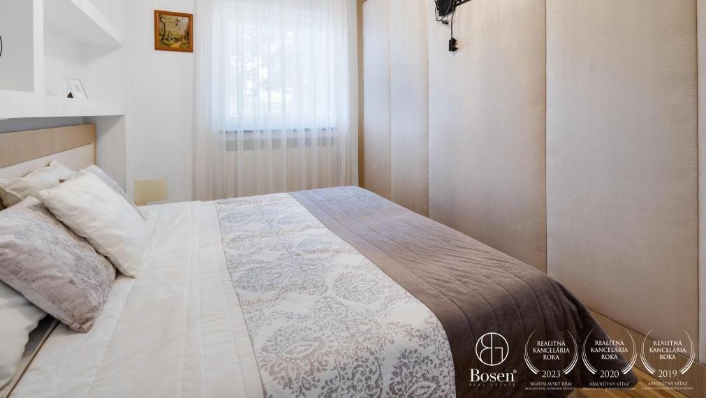 BOSEN | Nadštandardný 4 izbový rodinný dom s troma garážami a veľkým pozemkom, Topoľníky