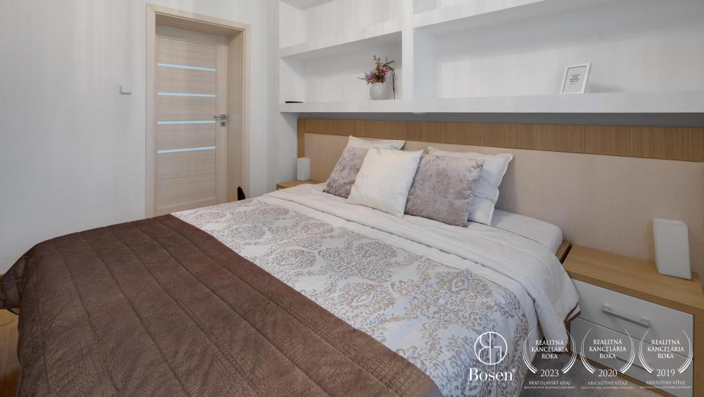 BOSEN | Nadštandardný 4 izbový rodinný dom s troma garážami a veľkým pozemkom, Topoľníky