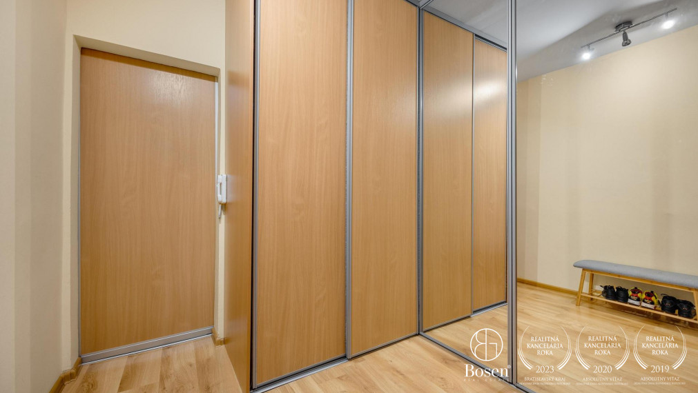 PREDANÉ - BOSEN | 2 i. byt s bezproblémovým parkovaním a rýchlym prístupom na diaľničný obchvat