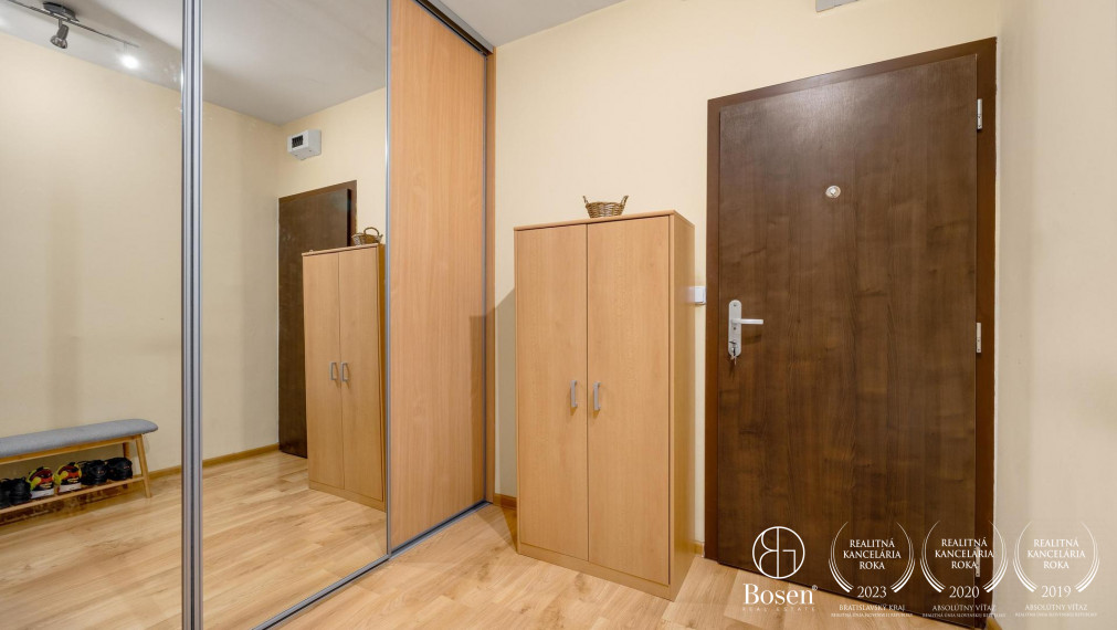 PREDANÉ - BOSEN | 2 i. byt s bezproblémovým parkovaním a rýchlym prístupom na diaľničný obchvat