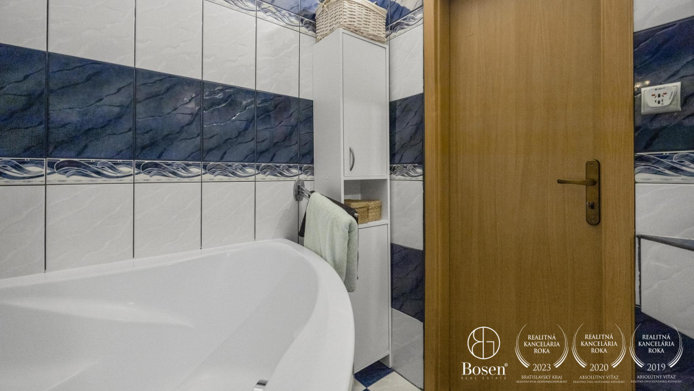PREDANÉ - BOSEN | 2 i. byt s bezproblémovým parkovaním a rýchlym prístupom na diaľničný obchvat