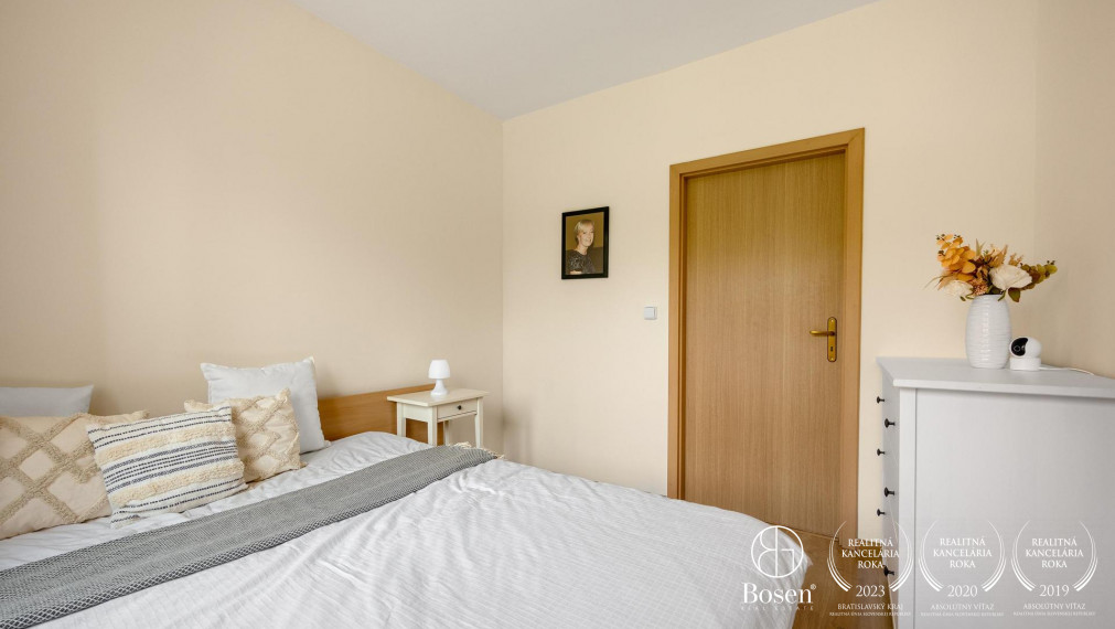 PREDANÉ - BOSEN | 2 i. byt s bezproblémovým parkovaním a rýchlym prístupom na diaľničný obchvat