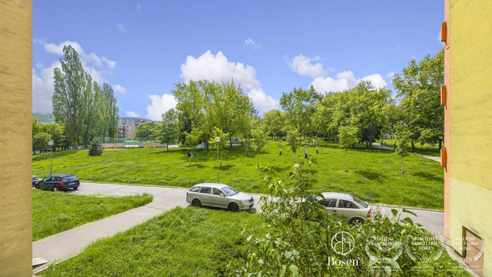 PREDANÉ - BOSEN | 2 i. byt s bezproblémovým parkovaním a rýchlym prístupom na diaľničný obchvat