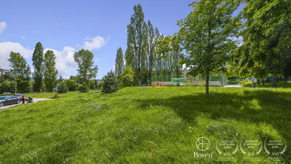 PREDANÉ - BOSEN | 2 i. byt s bezproblémovým parkovaním a rýchlym prístupom na diaľničný obchvat