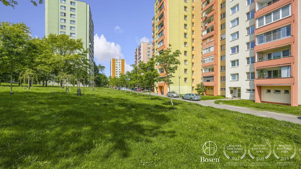 PREDANÉ - BOSEN | 2 i. byt s bezproblémovým parkovaním a rýchlym prístupom na diaľničný obchvat