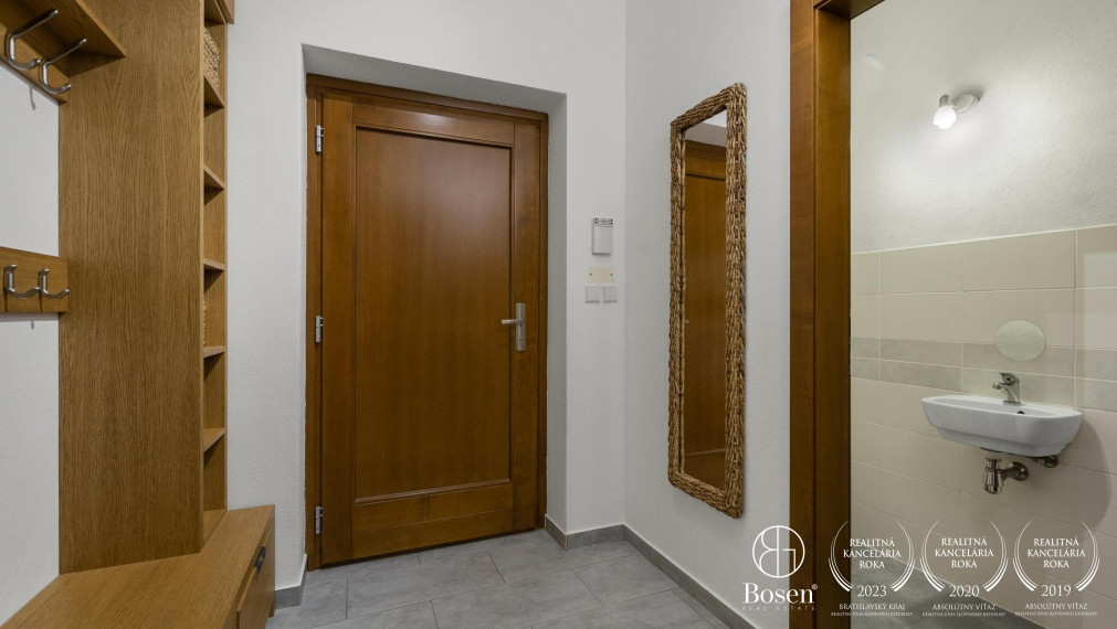 BOSEN | 6 izb. rodinný dom na súkromnej príjazdovej ceste, ulica Družstevná, Svätý Jur, 235 m2