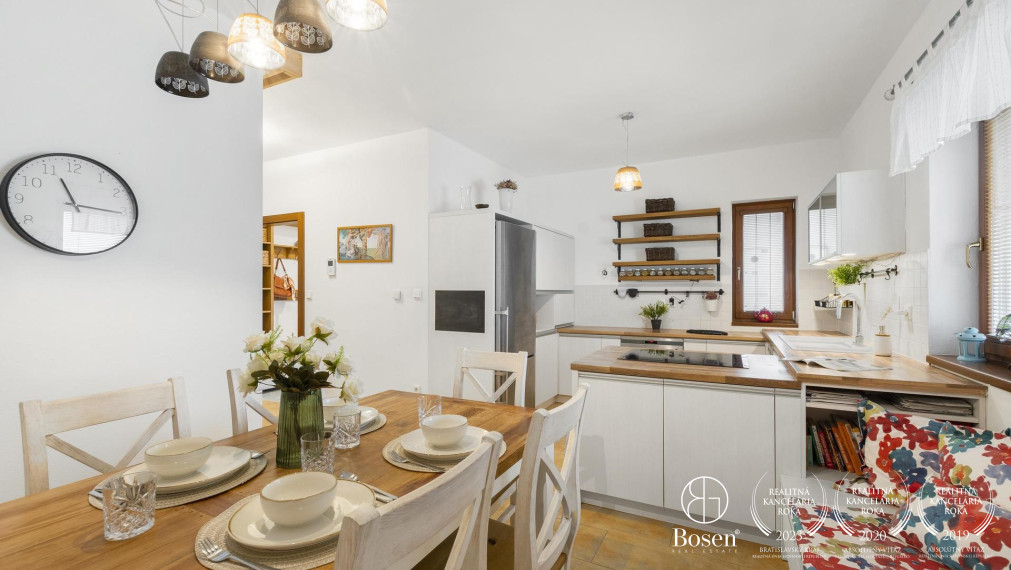 BOSEN | 6 izb. rodinný dom na súkromnej príjazdovej ceste, ulica Družstevná, Svätý Jur, 235 m2