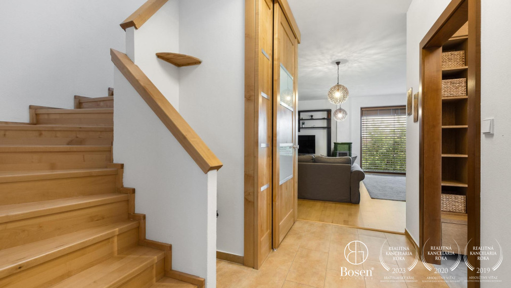 BOSEN | 6 izb. rodinný dom na súkromnej príjazdovej ceste, ulica Družstevná, Svätý Jur, 235 m2