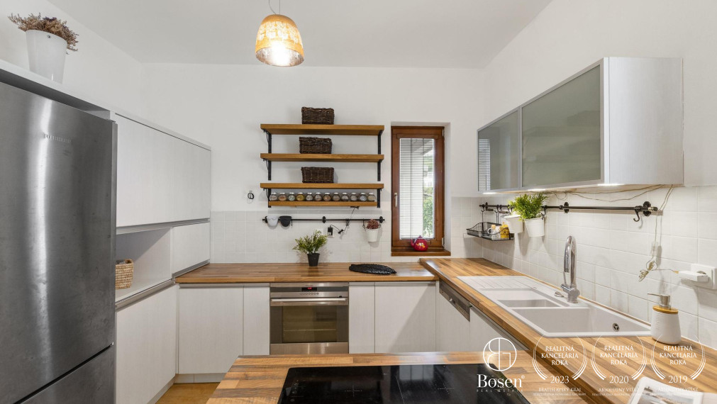 BOSEN | 6 izb. rodinný dom na súkromnej príjazdovej ceste, ulica Družstevná, Svätý Jur, 235 m2