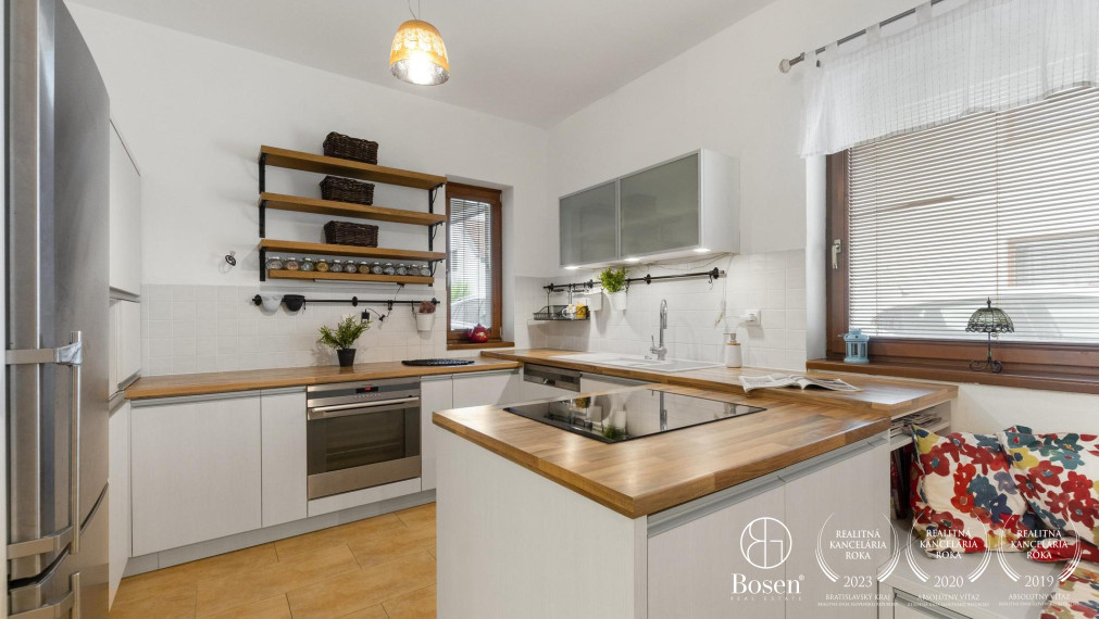 BOSEN | 6 izb. rodinný dom na súkromnej príjazdovej ceste, ulica Družstevná, Svätý Jur, 235 m2