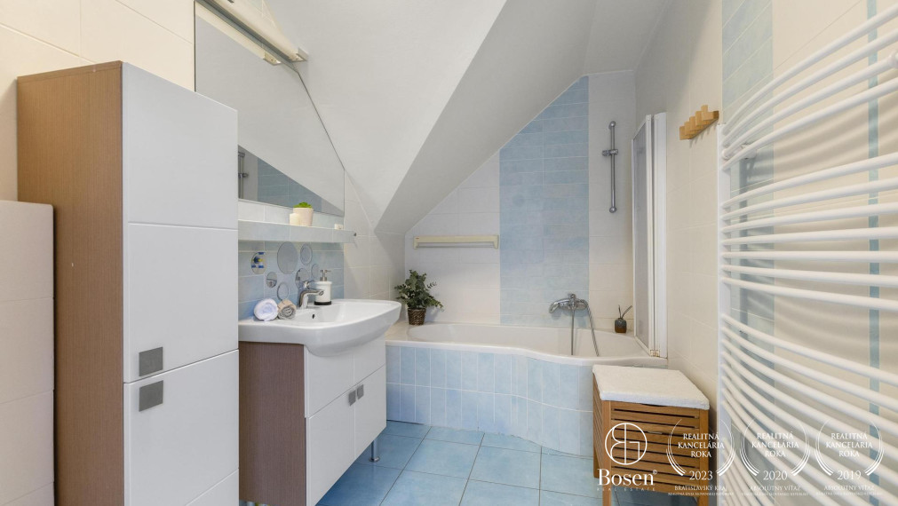 BOSEN | 6 izb. rodinný dom na súkromnej príjazdovej ceste, ulica Družstevná, Svätý Jur, 235 m2