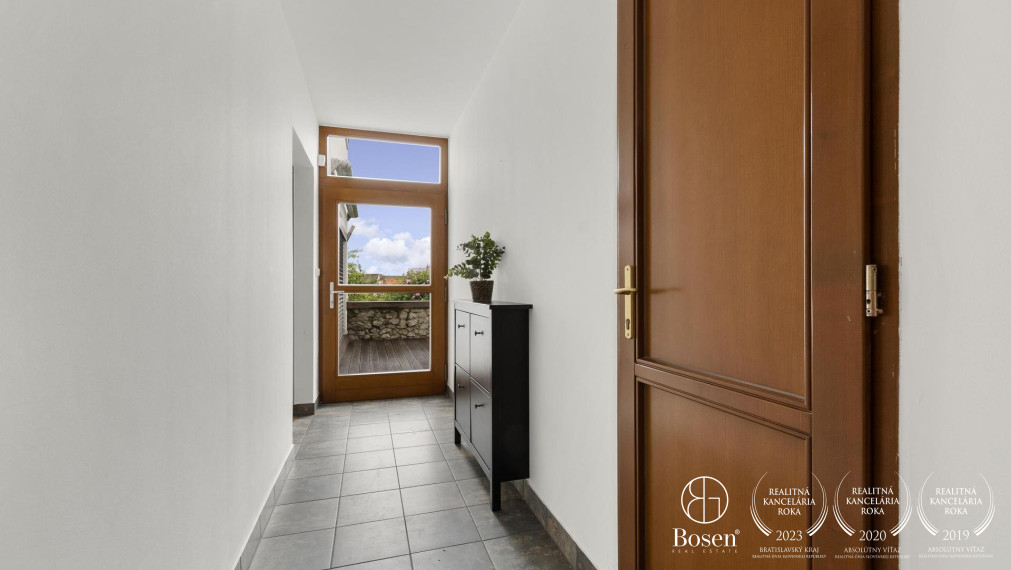 BOSEN | 6 izb. rodinný dom na súkromnej príjazdovej ceste, ulica Družstevná, Svätý Jur, 235 m2