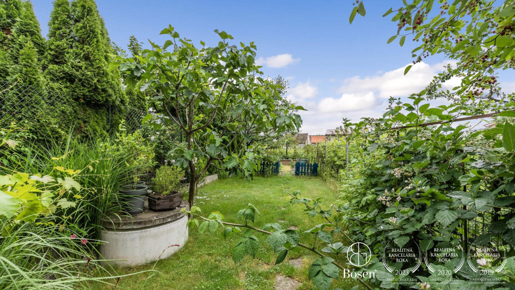 BOSEN | 6 izb. rodinný dom na súkromnej príjazdovej ceste, ulica Družstevná, Svätý Jur, 235 m2