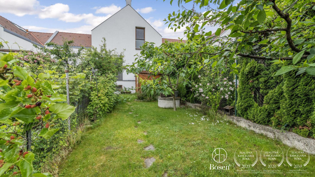 BOSEN | 6 izb. rodinný dom na súkromnej príjazdovej ceste, ulica Družstevná, Svätý Jur, 235 m2