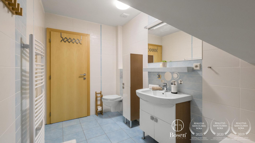 BOSEN | 6 izb. rodinný dom na súkromnej príjazdovej ceste, ulica Družstevná, Svätý Jur, 235 m2