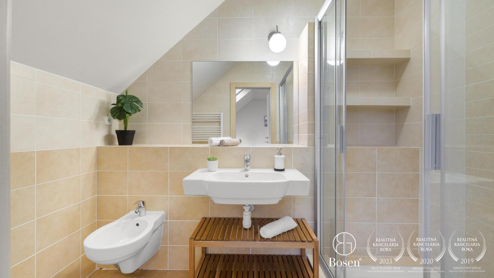 BOSEN | 6 izb. rodinný dom na súkromnej príjazdovej ceste, ulica Družstevná, Svätý Jur, 235 m2