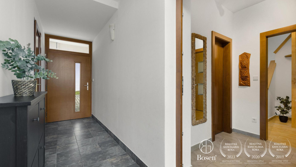 BOSEN | 6 izb. rodinný dom na súkromnej príjazdovej ceste, ulica Družstevná, Svätý Jur, 235 m2