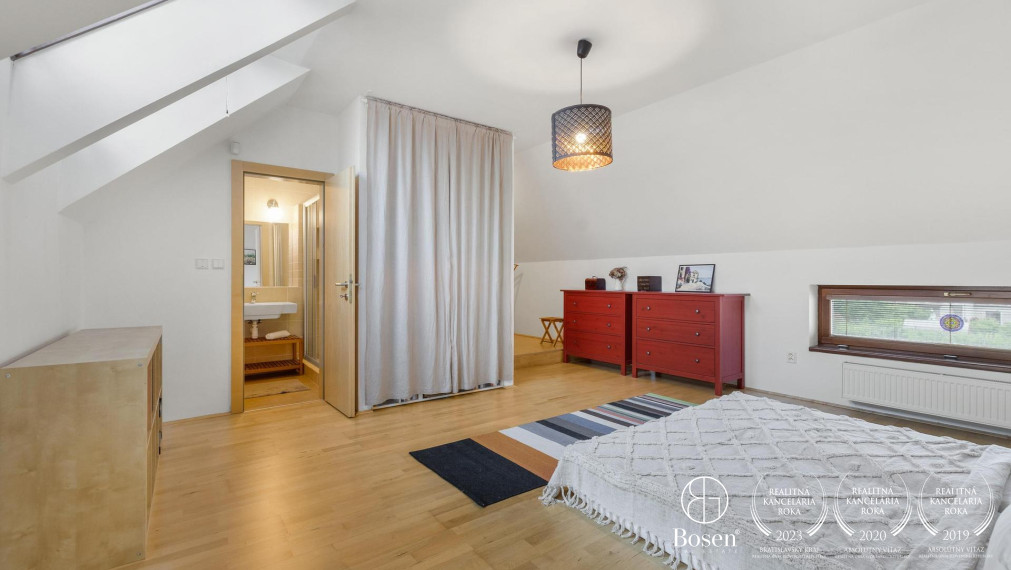 BOSEN | 6 izb. rodinný dom na súkromnej príjazdovej ceste, ulica Družstevná, Svätý Jur, 235 m2