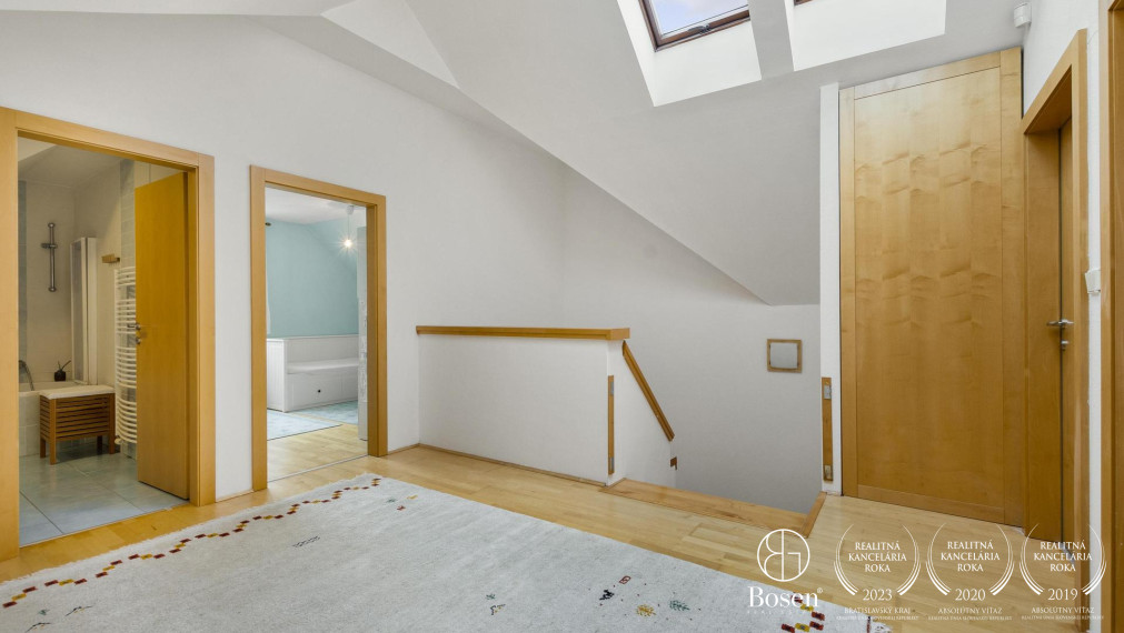 BOSEN | 6 izb. rodinný dom na súkromnej príjazdovej ceste, ulica Družstevná, Svätý Jur, 235 m2