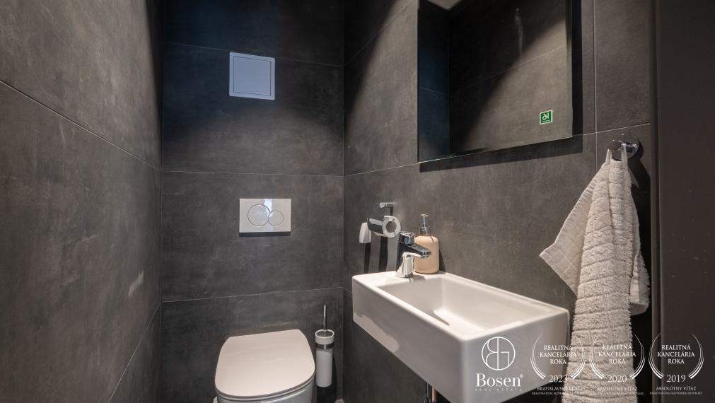 PRENAJATÉ | BOSEN | Prenájom kancelárie s terasou, 103,08 m2, ulica Karpatská, Bratislava m.č. Staré Mesto