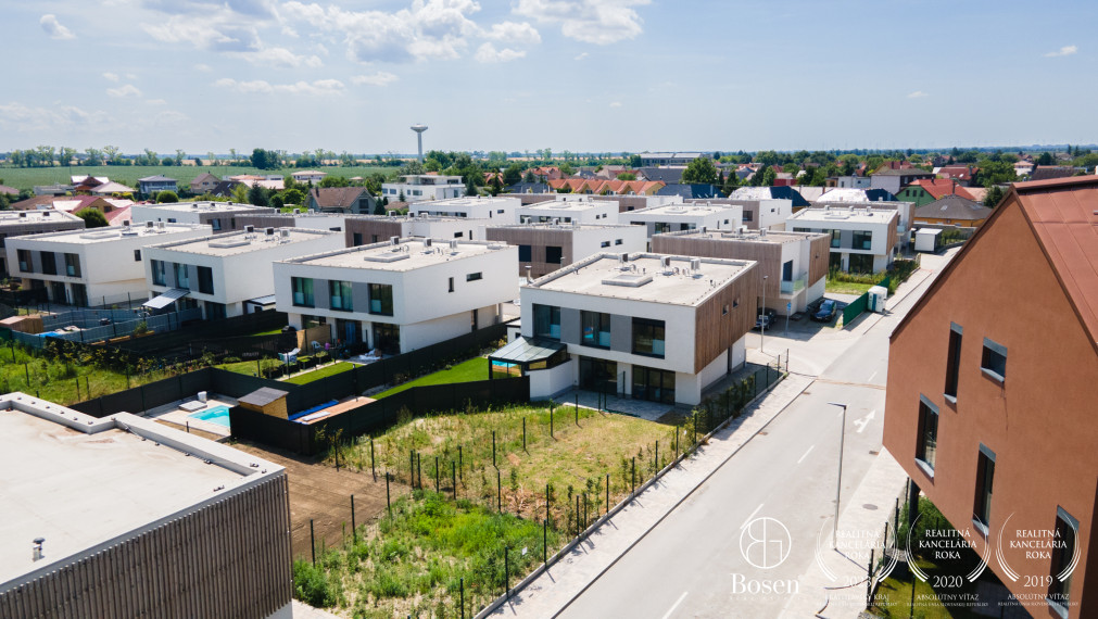 BOSEN | Viladom v novom projekte OPÁL, záhrada, stropné chladenie, Villeroy & Boch sanita, Opálová, 207 m2