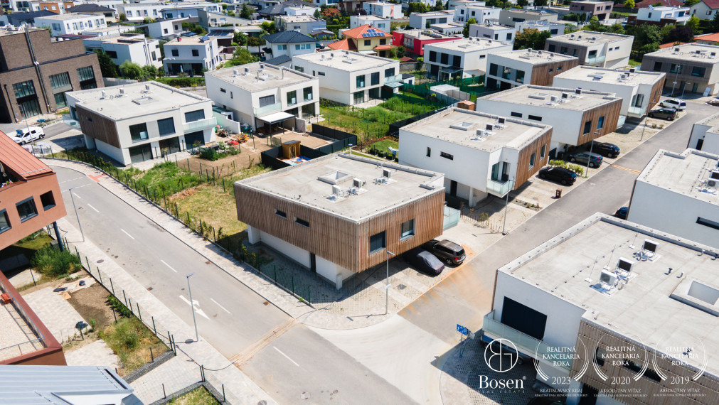 BOSEN | Viladom v novom projekte OPÁL, záhrada, stropné chladenie, Villeroy & Boch sanita, Opálová, 207 m2