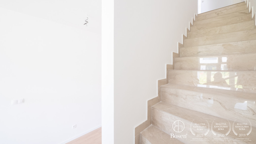 BOSEN | Viladom v novom projekte OPÁL, záhrada, stropné chladenie, Villeroy & Boch sanita, Opálová, 207 m2