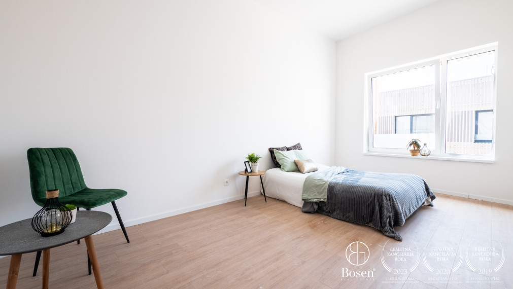 BOSEN | Viladom v novom projekte OPÁL, záhrada, stropné chladenie, Villeroy & Boch sanita, Opálová, 207 m2