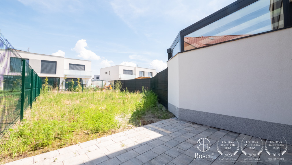 BOSEN | Viladom v novom projekte OPÁL, záhrada, stropné chladenie, Villeroy & Boch sanita, Opálová, 207 m2