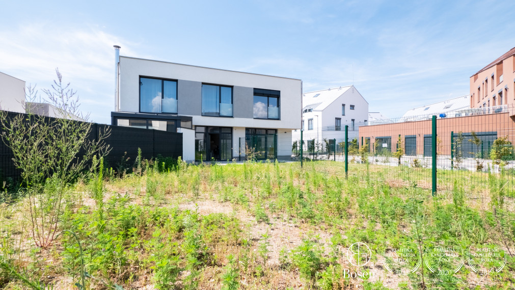 BOSEN | Viladom v novom projekte OPÁL, záhrada, stropné chladenie, Villeroy & Boch sanita, Opálová, 207 m2