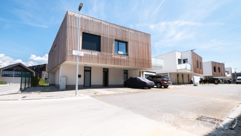 BOSEN | Viladom v novom projekte OPÁL, záhrada, stropné chladenie, Villeroy & Boch sanita, Opálová, 207 m2